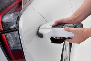 CM-M6 measuring colour of curved automotive painted surface
